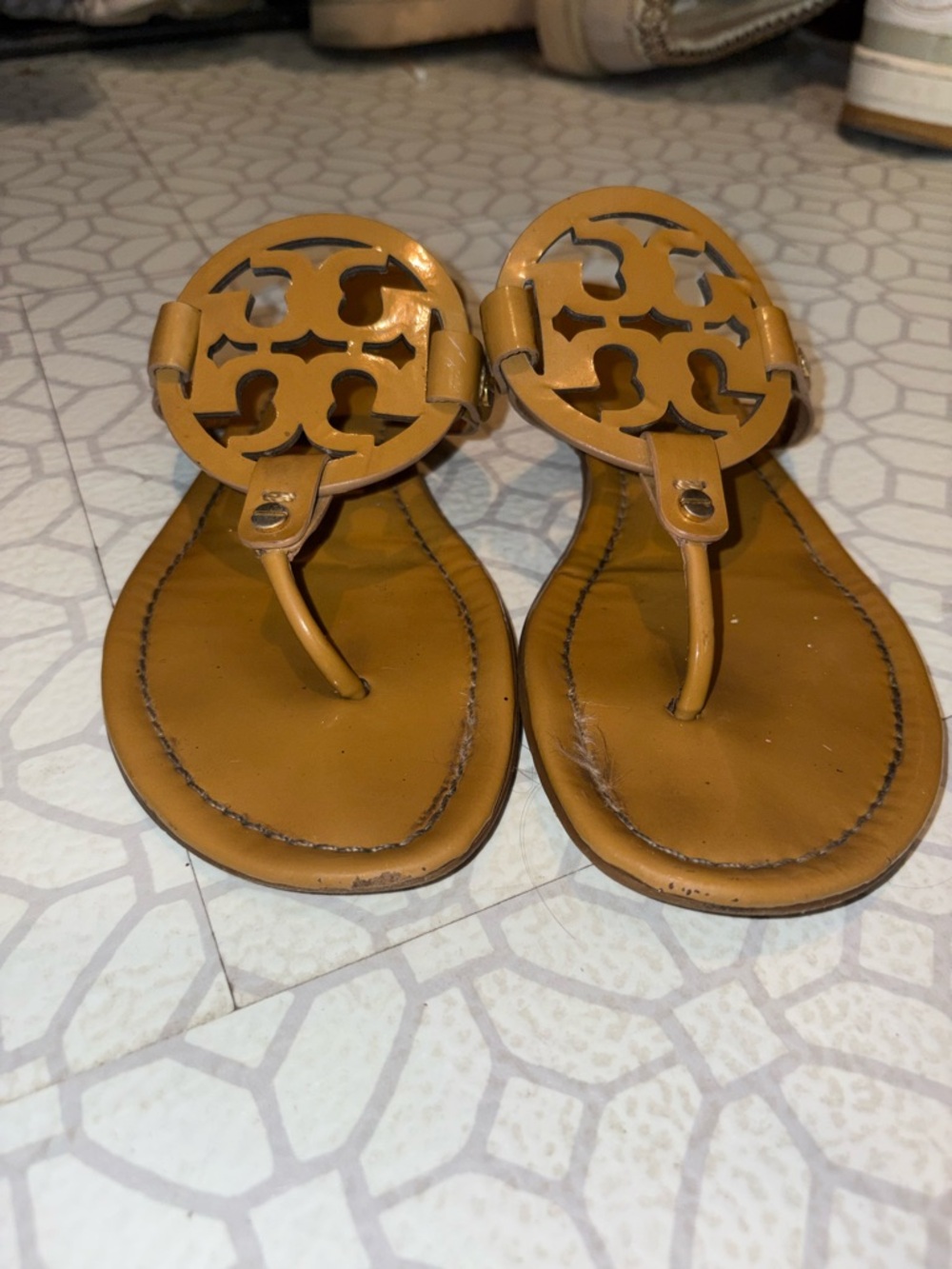 Tory Burch Logo Thong Sandals in Caramel
